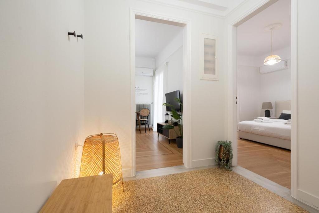 Apartment Vibrant Urban Getaway: Modern 1-bedroom Near Bars, Parks, And Metro Athens