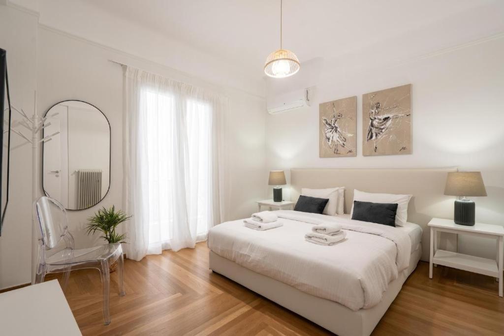 Apartment Vibrant Urban Getaway: Modern 1-bedroom Near Bars, Parks, And Metro Athens